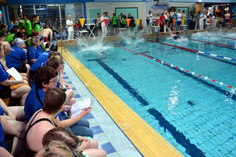 “Volle bak” bij regionale zwemwedstrijden de Brug Veendam