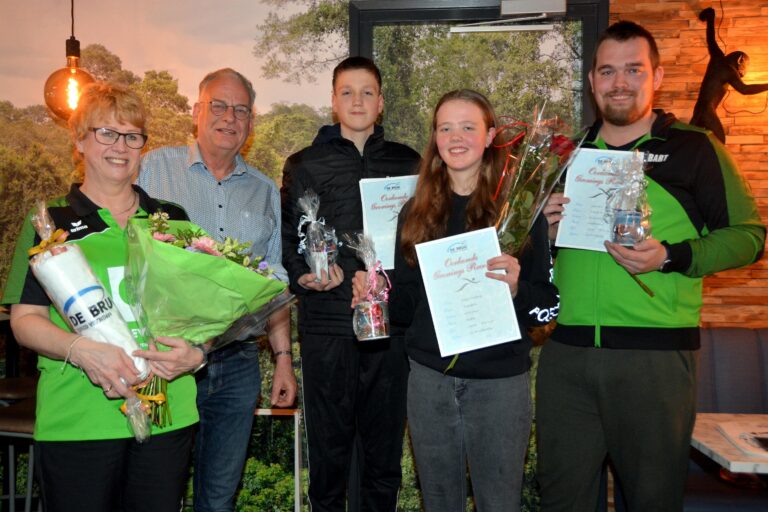 Joyce, Bart en Lucas zwemmen nieuwe Groninger records en Grietje 25 jaar coach